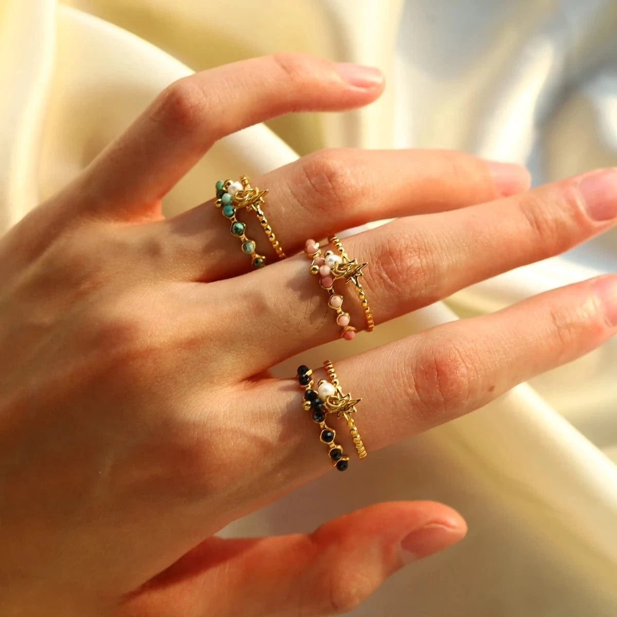 Bijoux Charm Bague à Charms Blanches et Roses Dorée