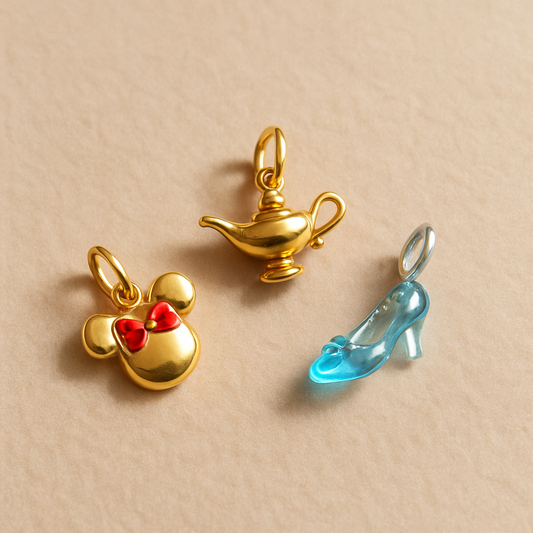 Un monde féerique à son poignet : tout savoir sur les charms disney