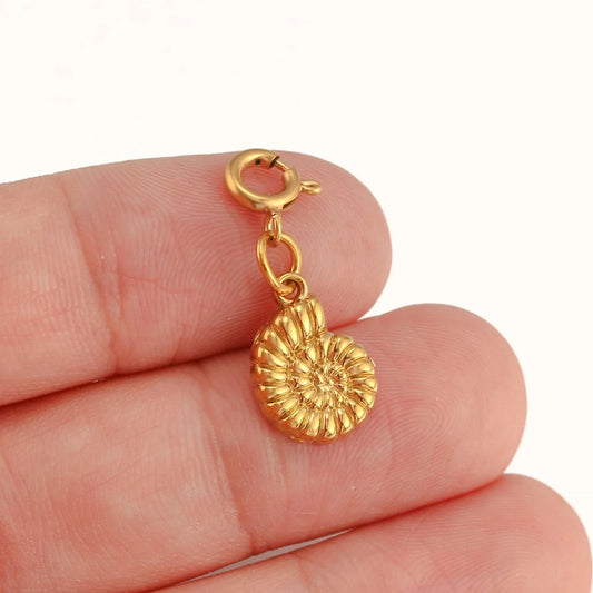 Bijoux Charm Charm en forme de conque dorée avec crochet
