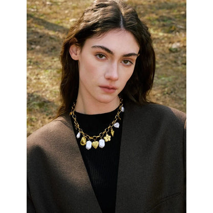 Bijoux Charm Collier Charm dorés et perles blanches